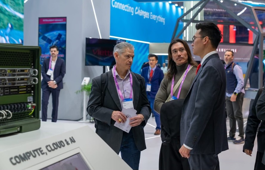 Kỹ sư Viettel trình bày về Viettel Smart IP cho quan khách