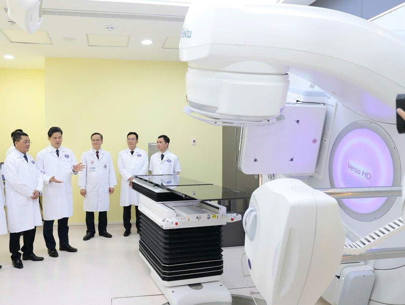 Bệnh viện K đưa vào hoạt động 2 hệ thống máy xạ trị cùng gần 100 trang thiết bị hiện đại. 