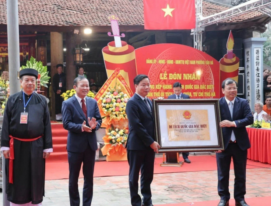 Phó Chủ tịch UBND tỉnh Bắc Ninh Phan Thế Tuấn trao Bằng xếp hạng Di tích quốc gia đặc biệt quần thể di tích đình, chùa, từ chỉ Thổ Hà cho phường Vân Hà.