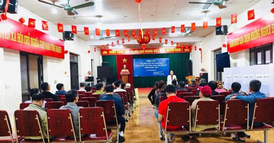 Cử tri xã Thiên Lộc tham dự buổi mạn đàm giới thiệu tiểu sử các ứng cử viên trước ngày bầu cử, giúp người dân nắm rõ thông tin để lựa chọn đại biểu xứng đáng. Ảnh: Phi Tuấn