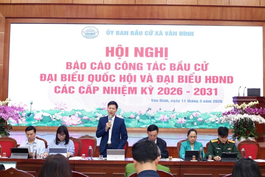 Lãnh đạo xã Vân Đình chia sẻ tại hội nghị. Ảnh: Lại Tấn