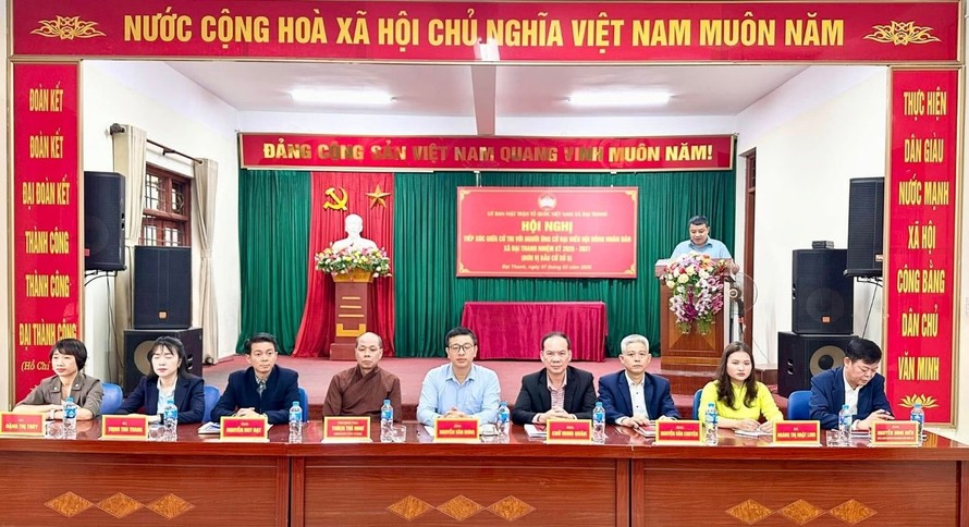 Các ứng cử viên tiếp xúc cử tri. Ảnh: Mai Duyên