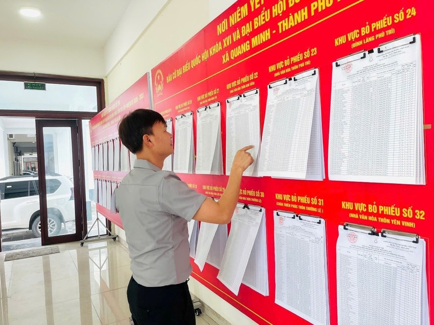 Niêm yết công khai danh sách ứng viên tại các khu vực bỏ phiếu. Ảnh: Ngọc Tuấn