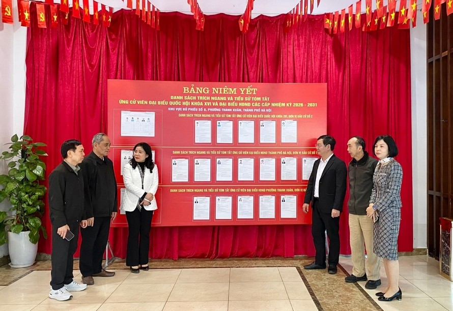 Thường trực Đảng ủy phường Thanh Xuân kiểm tra công tác chuẩn bị bầu cử tại khu vực bỏ phiếu số 5. Ảnh: HT