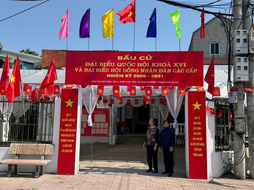 Khu vực bỏ phiếu số 13, xã Đan Phượng được trang hoàng rực rỡ. Ảnh: Nguyễn Nga