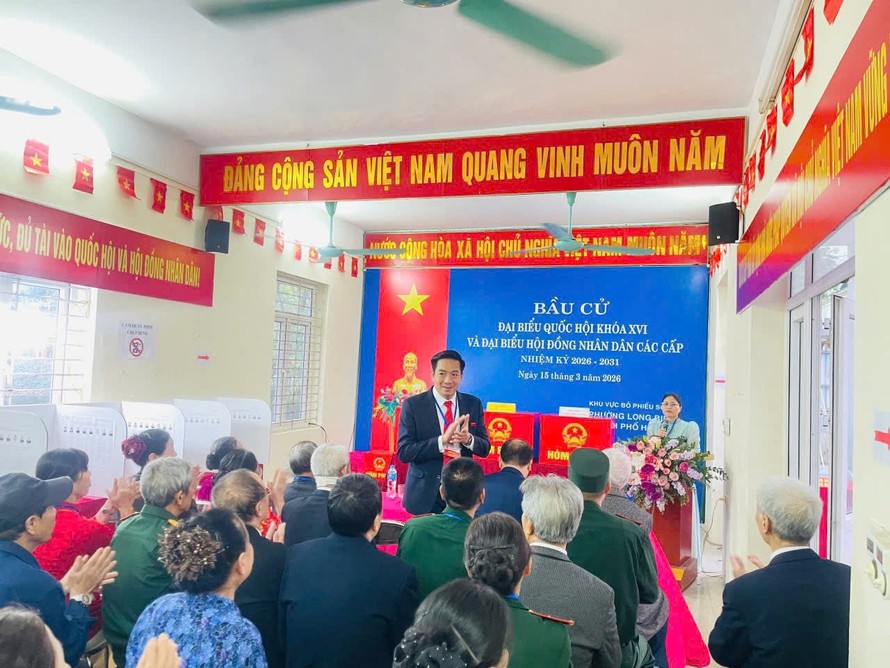 Lãnh đạo phường Long Biên đã chia về các tổ bầu cử vừa kiểm tra công tác bầu cử vừa tham gia bỏ phiếu.