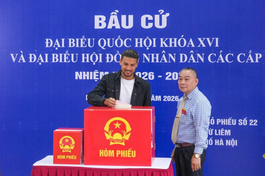 Cầu thủ nhập tịch Đỗ Hoàng Hên lần đầu tiên thực hiện quyền bầu cử với tư cách công dân Việt Nam.