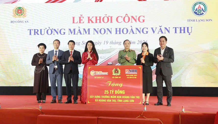 Đại diện Bộ Công an, T&T Group và Ngân hàng SHB trao bảng tượng trưng tài trợ 25 tỷ đồng để xây dựng trường mầm non Hoàng Văn Thụ