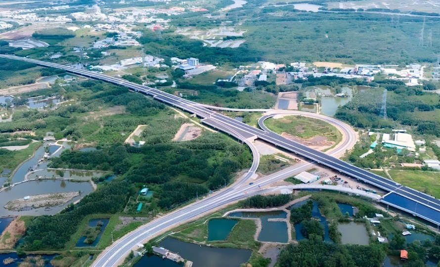 Cao tốc Bến Lức - Long Thành là dự án cao tốc lớn nhất phía Nam, dự kiến hoàn thành ngày 30/9/2026, liên kết hai vùng Đông và Tây Nam Bộ. Khi đi vào khai thác, lưu lượng phương tiện có thể đạt khoảng 55.000 lượt xe mỗi ngày, rút ngắn thời gian di chuyển từ Long An đến Đồng Nai xuống khoảng 90 phút và giảm chi phí vận chuyển container khoảng 20%