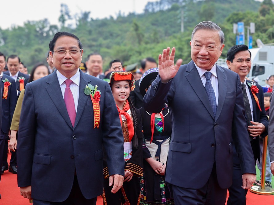 Tổng Bí thư Tô Lâm, Thủ tướng Chính phủ Phạm Minh Chính tới dự lễ khởi công tại điểm cầu chính, Trường phổ thông nội trú tiểu học và trung học cơ sở Đồng Đăng, xã Đồng Đăng, tỉnh Lạng Sơn. Ảnh: VGP/Nhật Bắc