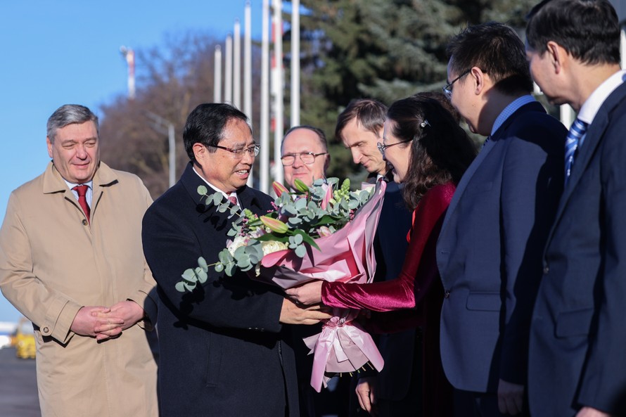 Cán bộ, nhân viên Đại sứ quán, cùng đại diện cộng đồng người Việt Nam tại Nga nhiệt liệt chào mừng Thủ tướng Phạm Minh Chính và đoàn Đại biểu cấp cao Việt Nam thăm Liên bang Nga. Ảnh: VGP/Nhật Bắc