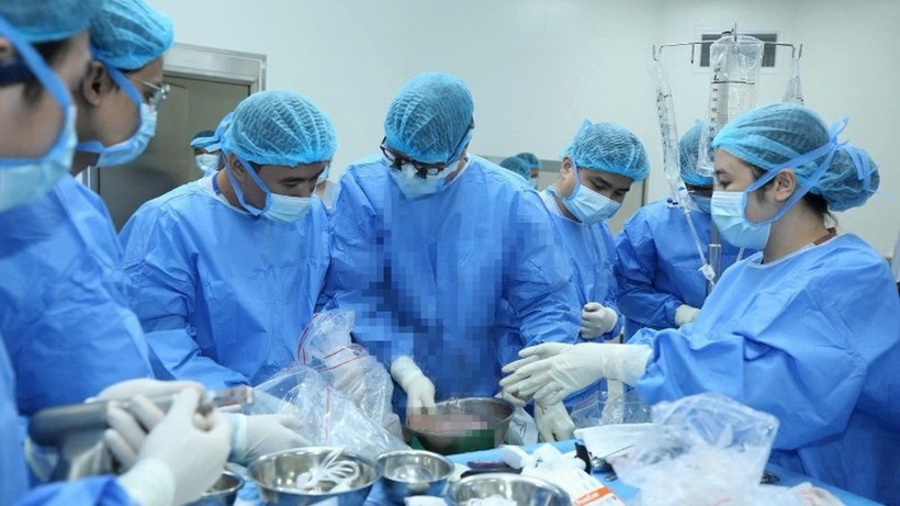 Êkíp tiến hành lấy gan người hiến tại Bệnh viện E. 