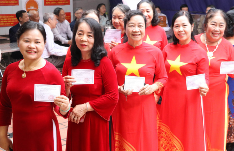 Các cử tri phường Hoa Lư, tỉnh Ninh Bình, đến bỏ phiếu tại Khu vực bỏ phiếu số 27.