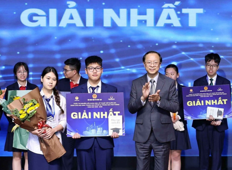 Thứ trưởng Thường trực Bộ Giáo dục và Đào tạo Phạm Ngọc Thưởng trao giải Nhất cho các học sinh đạt giải.