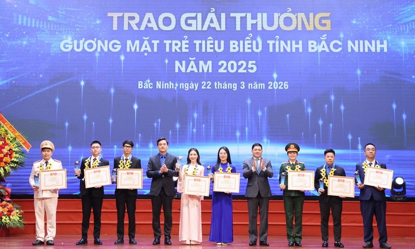 Các đại biểu khen thưởng những gương mặt trẻ tiêu biểu tỉnh Bắc Ninh năm 2025.