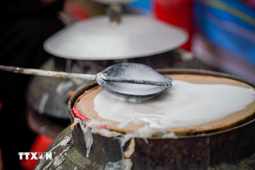 Gạo phải được chọn kỹ, ngâm đủ độ, xay mịn, rồi tráng bằng hơi nước trên nồi vải căng. Ảnh: Khánh Hòa/TTXVN