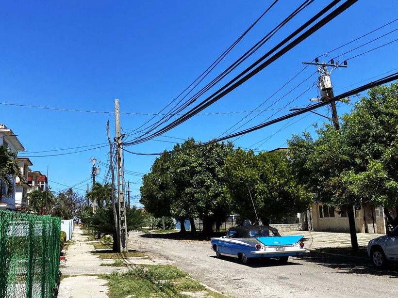 Các đường dây điện phía trên một con đường ở Miramar, La Habana (Cuba).