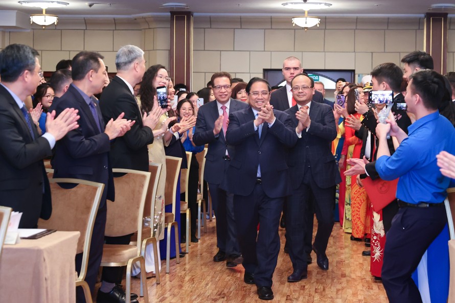 Thủ tướng Phạm Minh Chính gặp gỡ các cán bộ, nhân viên Đại sứ quán Việt Nam và đông đảo bà con kiều bào đang sinh sống, học tập và làm việc tại Liên bang Nga. Ảnh: VGP/Nhật Bắc