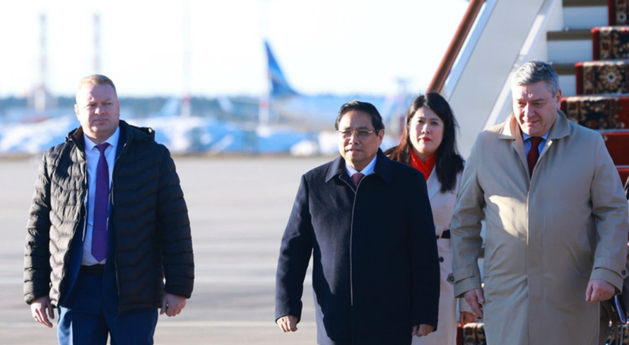 Thứ trưởng Bộ Ngoại giao Liên bang Nga Rudenko Andrey Yurevych đón Thủ tướng Phạm Minh Chính tại sân bay Vnukovo 2, thủ đô Moskva.