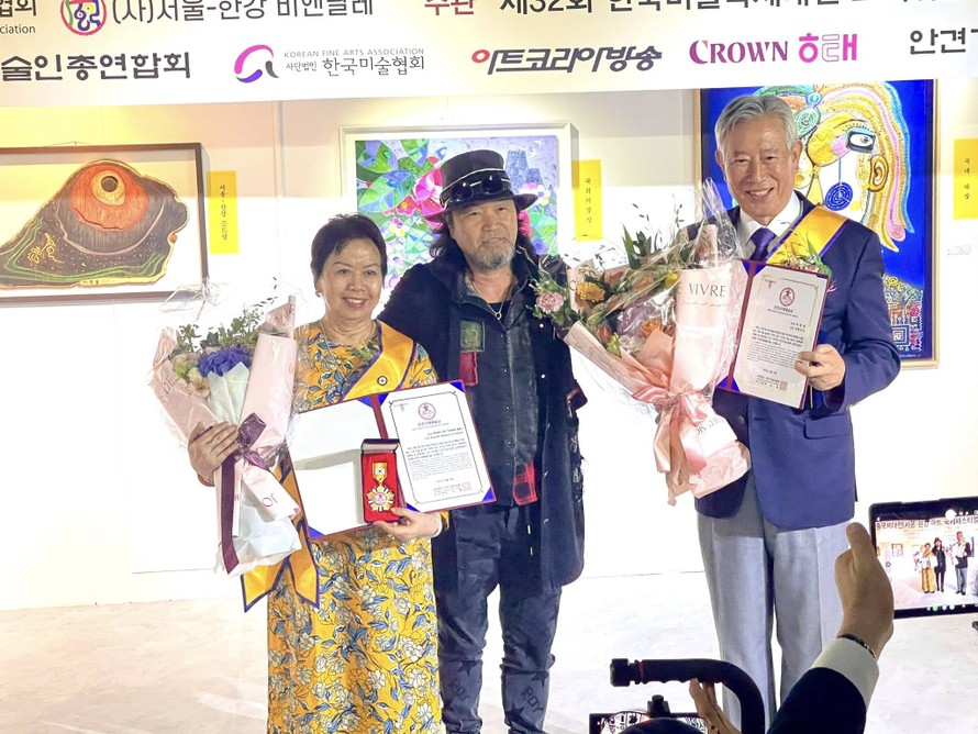 Họa sĩ Phan Thị Thanh Mai nhận Huân chương và bằng khen tại triển lãm giao lưu nghệ thuật quốc tế lần thứ 32 diễn ra ở Seoul, Hàn Quốc năm 2025