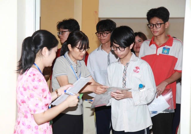 Kỳ thi tuyển sinh vào lớp 10 tại Hà Nội luôn nằm trong nhóm căng thẳng nhất cả nước, với tỷ lệ cạnh tranh cao và áp lực lớn đối với học sinh lẫn phụ huynh. 