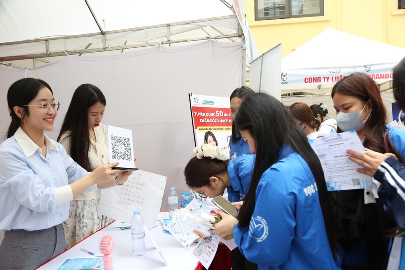 20 doanh nghiệp đã trực tiếp có mặt tại trụ sở Học viện Phụ nữ Việt Nam để phỏng vấn và tuyển dụng các bạn sinh viên.