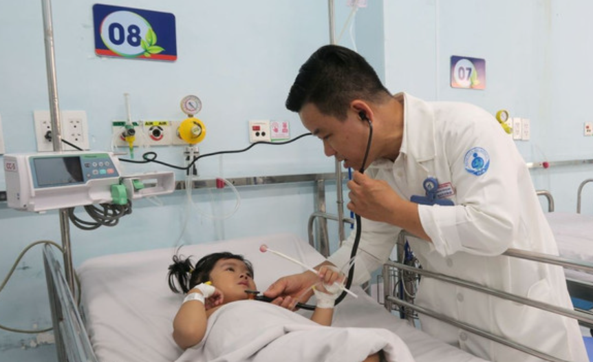 Bác sỹ Dư Tuấn Quy, Trưởng Khoa Nhiễm - Thần kinh, Bệnh viện Nhi đồng 1 Thành phố Hồ Chí Minh, khám cho bệnh nhi mắc tay chân miệng.