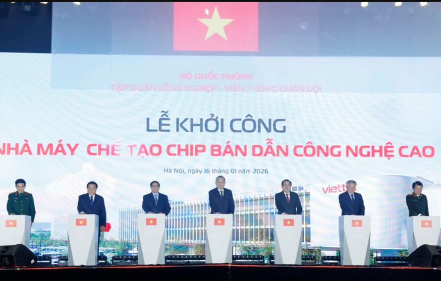 Tổng Bí thư Tô Lâm, Thủ tướng Phạm Minh Chính và các đại biểu phát lệnh khởi công Nhà máy chế tạo Chip bán dẫn công nghệ cao.