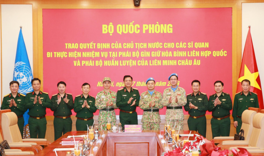 Thượng tướng Nguyễn Trường Thắng, Ủy viên Trung ương Đảng, Thứ trưởng Bộ Quốc phòng, đại diện các cơ quan Bộ Quốc phòng chúc mừng các sỹ quan chuẩn bị lên đường làm nhiệm vụ. 