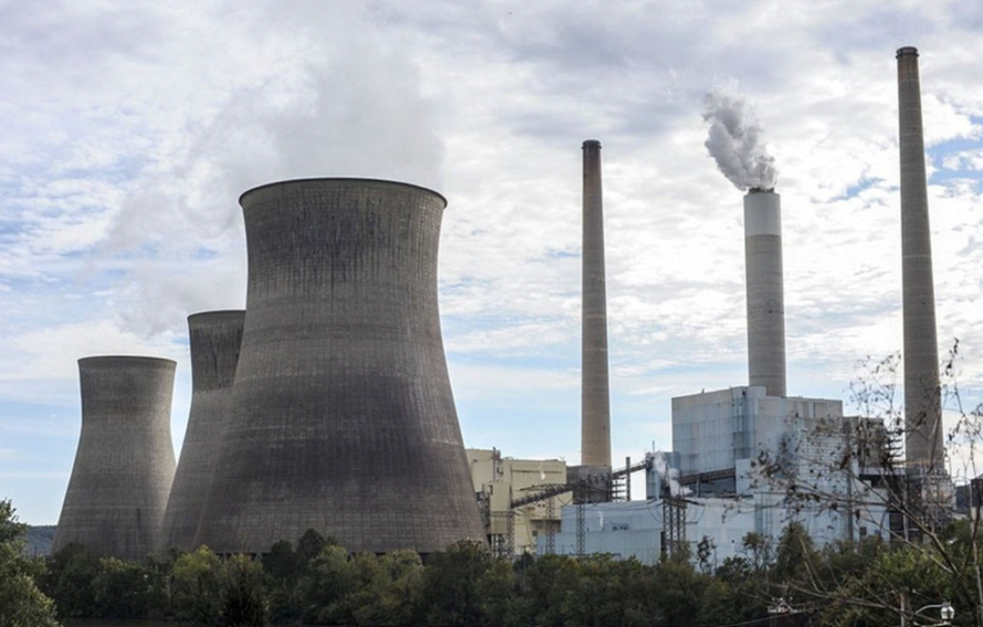 Khói bốc lên từ một nhà máy điện hạt nhân.