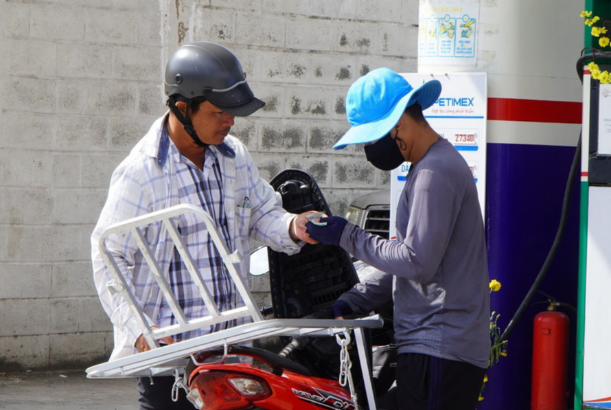 Người dân mua xăng