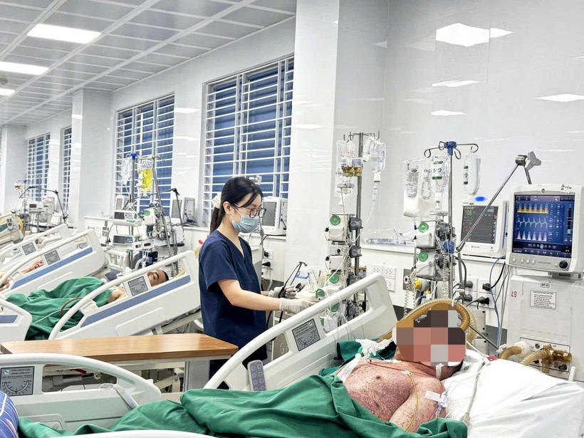 Bệnh nhân mắc thủy đậu trong tình trạng nặng đang điều trị tại Bệnh viện Bệnh Nhiệt đới Trung ương. 