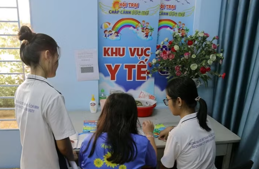 Các cộng tác viên xã hội hỗ trợ nạn nhân bạo lực, xâm hại học tập, sinh hoạt tại nhà tạm lánh của mô hình Bồ Công anh, ở phường Hạnh Thông, Thành phố Hồ Chí Minh