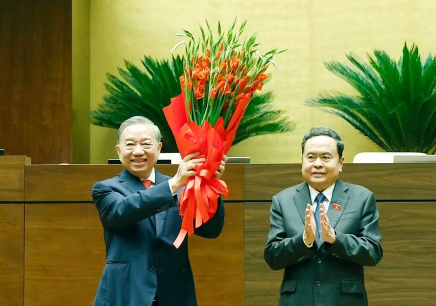 Chủ tịch Quốc hội Trần Thanh Mẫn thay mặt lãnh đạo Đảng, Nhà nước và Đại biểu Quốc hội khóa XVI tặng hoa chúc mừng Tổng Bí thư, Chủ tịch nước Tô Lâm.