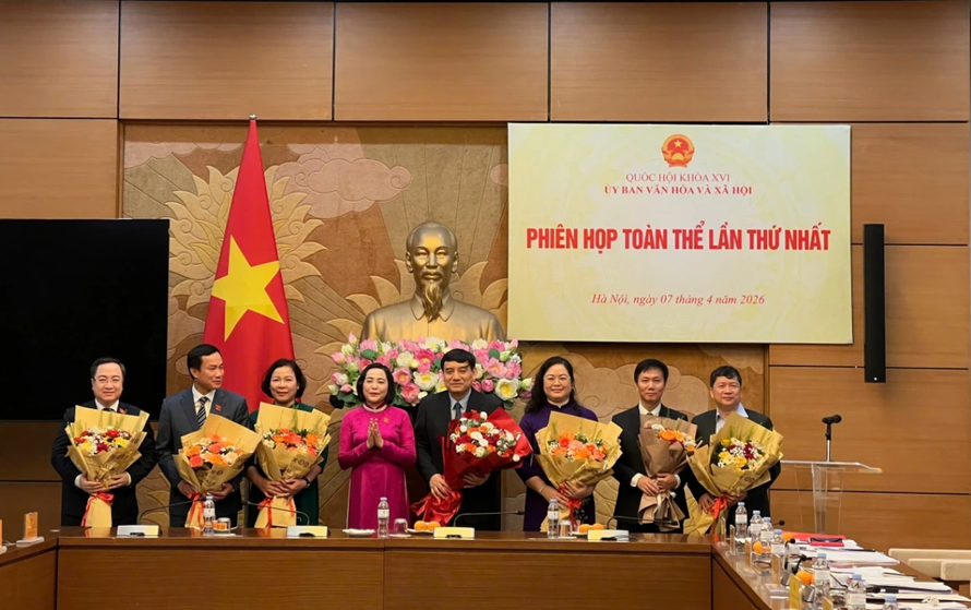 Phó Chủ tịch Quốc hội Nguyễn Thị Thanh tặng hoa Ủy ban Văn hóa và Xã hội của Quốc hội