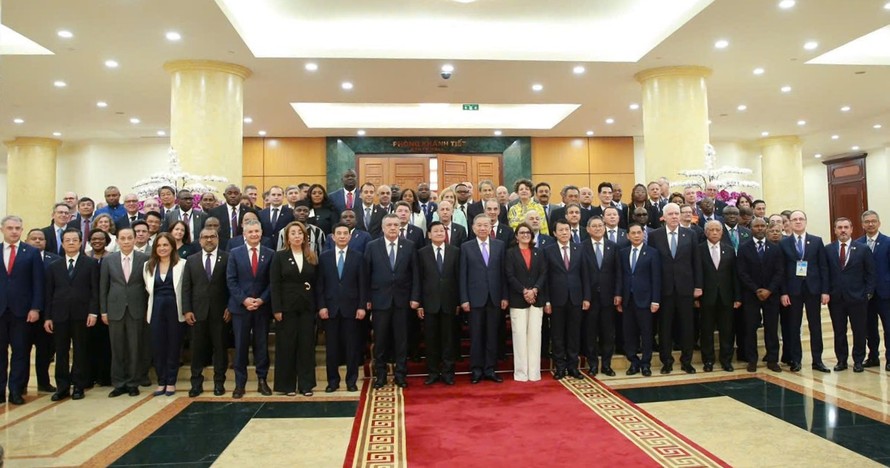 Tổng Bí thư Tô Lâm chụp ảnh chung với Trưởng đoàn các nước tham dự Lễ mở ký Công ước Hà Nội.