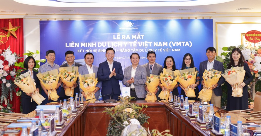 Các đại biểu cùng thực hiện nghi thức ký kết và ra mắt Liên minh Du lịch Y tế Việt Nam – VMTA