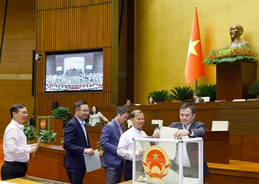 Đại biểu Quốc hội bỏ phiếu sáng ngày 8/4.