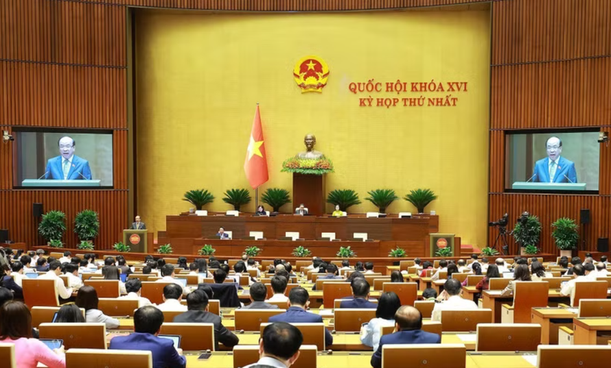 Chủ nhiệm Ủy ban Pháp luật và Tư pháp của Quốc hội Phan Chí Hiếu trình bày Báo cáo thẩm tra về dự án Luật Thủ đô (sửa đổi)