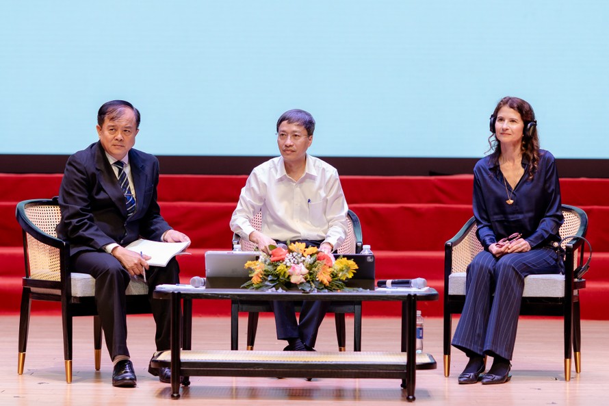 Các chuyên gia y tế tham gia thảo luận tại hội nghị