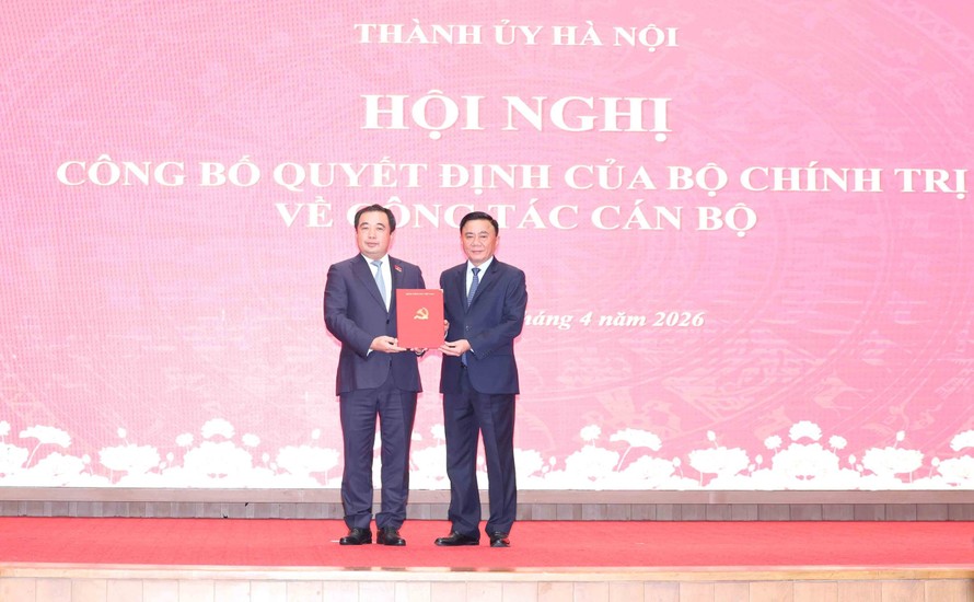 Ủy viên Bộ Chính trị, Thường trực Ban Bí thư Trần Cẩm Tú trao Quyết định của Bộ Chính trị cho đồng chí Trần Đức Thắng