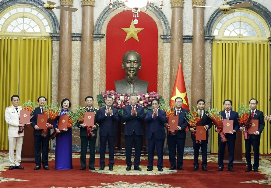 Tổng Bí thư, Chủ tịch nước Tô Lâm trao Quyết định bổ nhiệm cho 6 Phó Thủ tướng và Bộ trưởng Công an, Bộ trưởng Ngoại giao. Thủ tướng Lê Minh Hưng và nguyên Thủ tướng Phạm Minh Chính tặng hoa chúc mừng các đồng chí mới được bổ nhiệm.