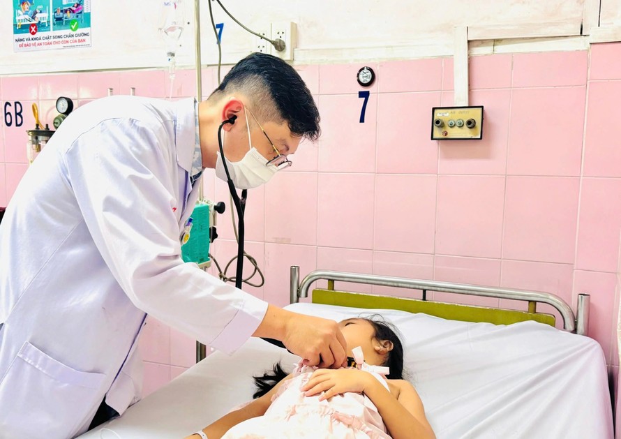 Học sinh trường tiểu học Bình Quới Tây nhập viện vì nghi ngộ độc thực phẩm sau khi ăn tại trường.