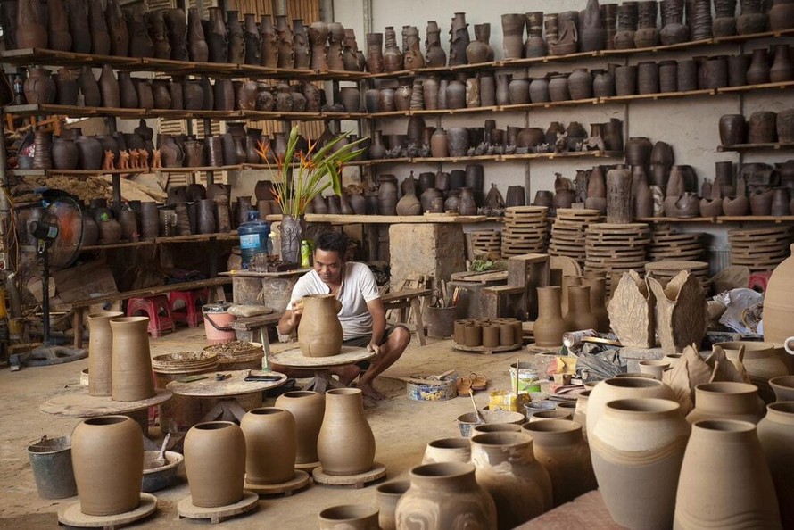 Nghệ nhân Nguyễn Hồng Quang đã làm chủ được quy trình làm gốm. Ảnh: TTXVN. 