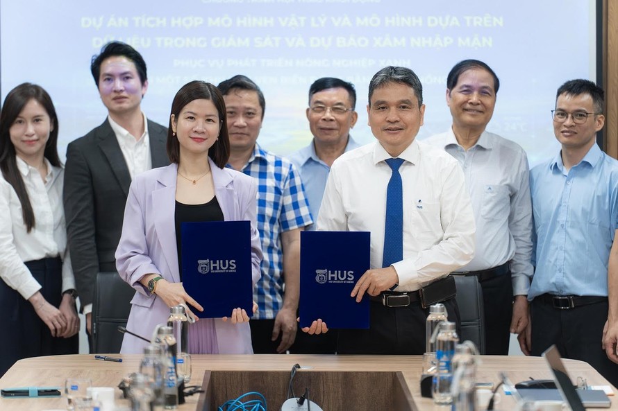 Quỹ VinFuture và Trường ĐH Khoa học Tự nhiên - ĐHQG Hà Nội chính thức công bố hợp tác triển khai Dự án “Tích hợp mô hình vật lý và mô hình dựa trên dữ liệu trong giám sát và dự báo xâm nhập mặn phục vụ phát triển nông nghiệp xanh tại một số khu vực ven biển Đồng bằng sông Hồng”.