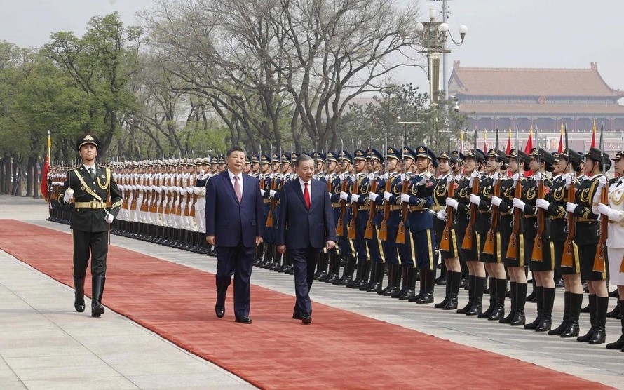 Tổng Bí thư, Chủ tịch nước Tô Lâm và Tổng Bí thư, Chủ tịch nước Trung Quốc Tập Cận Bình duyệt Đội danh dự Quân giải phóng Nhân dân Trung Quốc. Ảnh: Thống Nhất/TTXVN.