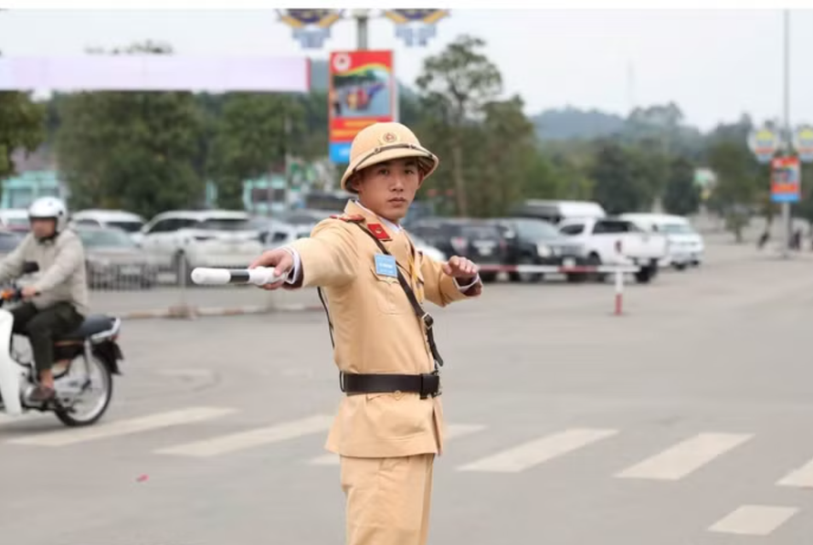 Lực lượng cảnh sát giao thông phân luồng phương tiện tại khu vực Đền Hùng. 