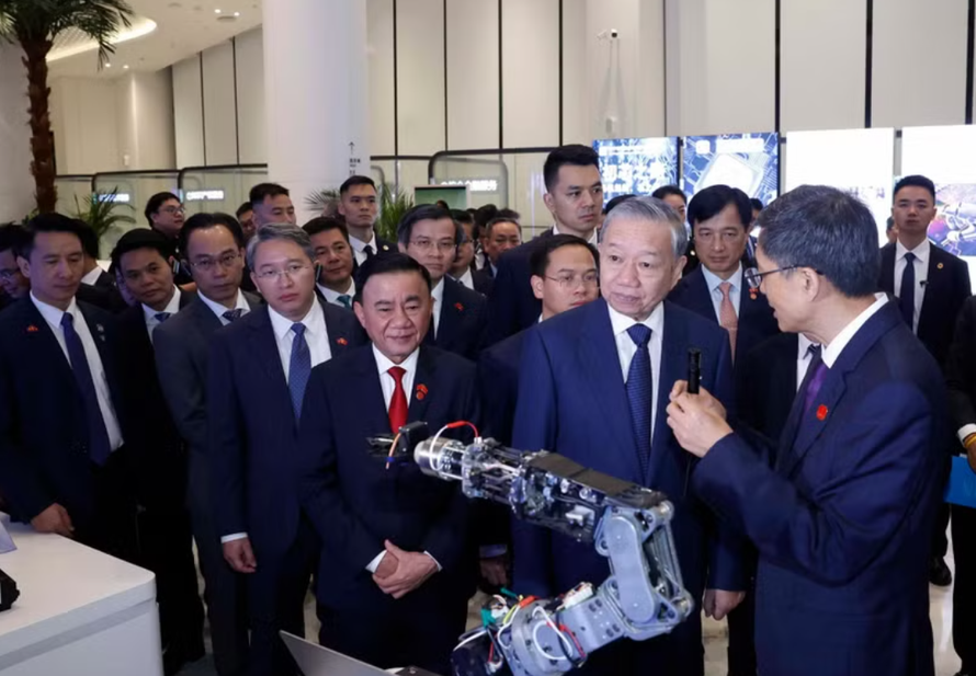 Tổng Bí thư, Chủ tịch nước Tô Lâm nghe giới thiệu về Trung tâm hợp tác ứng dụng AI Trung Quốc-ASEAN.