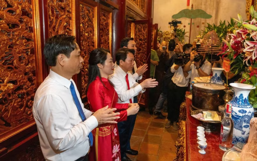 Lãnh đạo xã Hy Cương dâng hương tưởng niệm các Vua Hùng tại Đền Thượng.