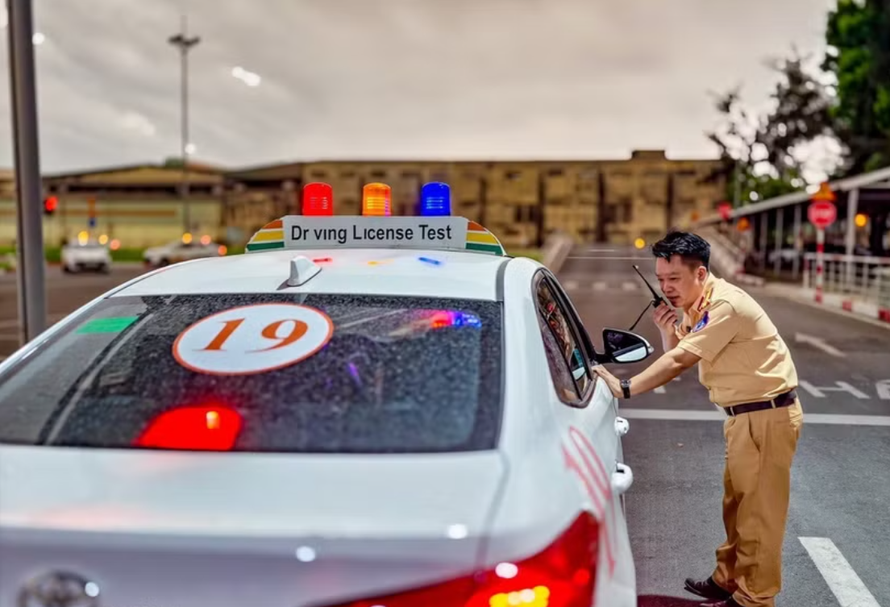 Quy trình sát hạch luôn có lực lượng Cảnh sát giao thông giám sát và được giám sát bằng camera, hạn chế tiêu cực.